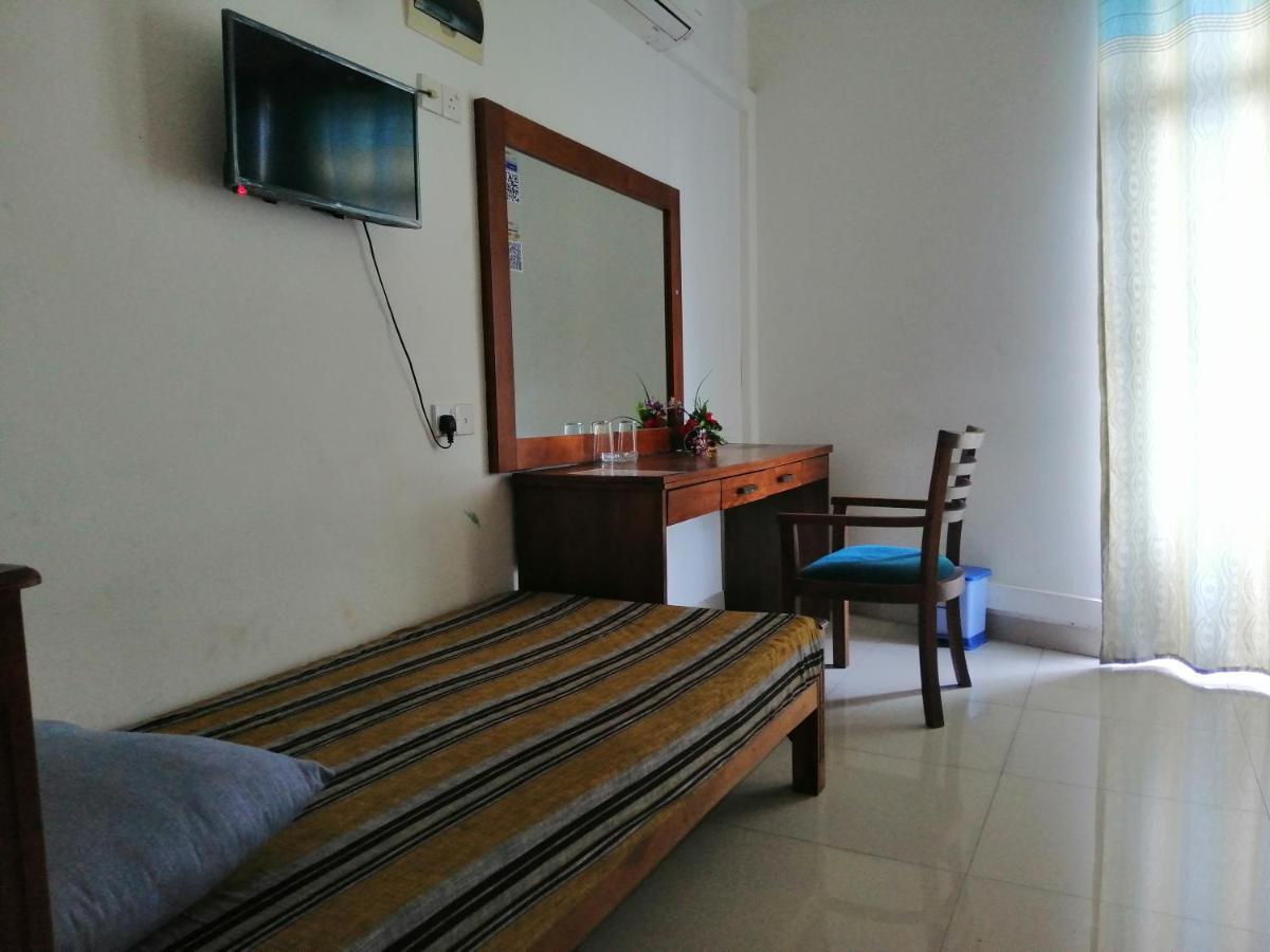 Reliance Hotel Boralesgamuwa Bagian luar foto