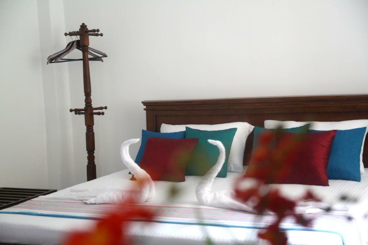 Reliance Hotel Boralesgamuwa Bagian luar foto